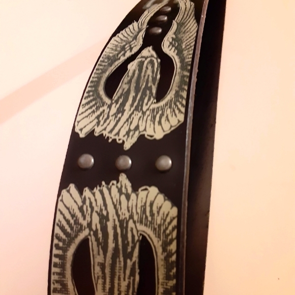 Amity black belt with faux chain links and bird pattern - Picture 5 of 12